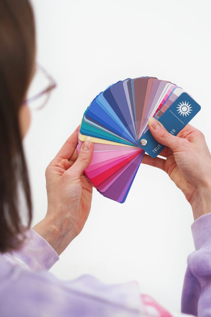 16 - jaollisessa värianalyysissa todellisen kesän väripaletti on viileä, vaalea, pehmeä ja kevyesti puuterinen.