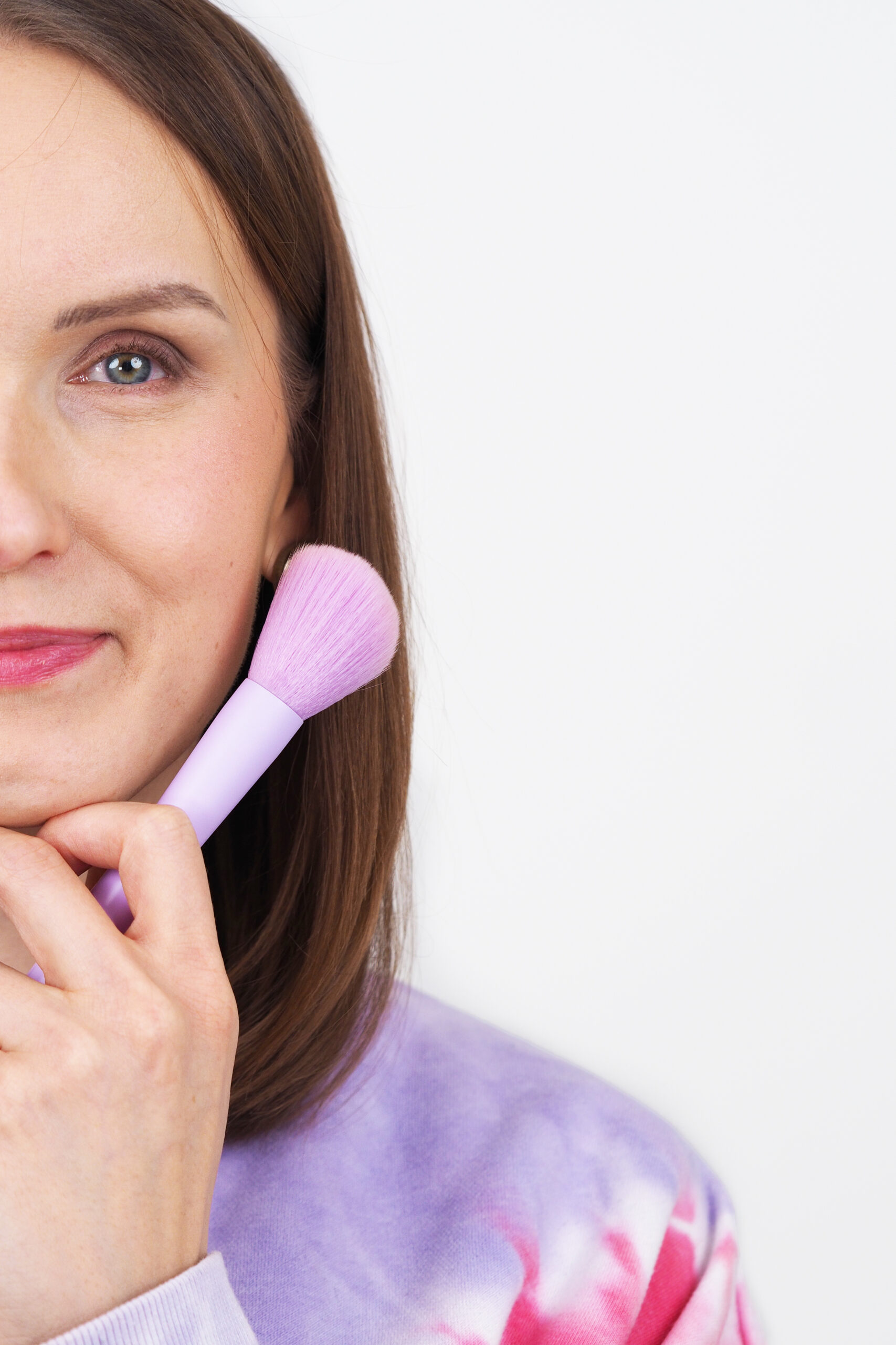 Värianalyysi auttaa meikkisävyjen valinnassa, kun tunnistat sopivatko sinulle paremmin viileät vai lämpimät meikkisävyt.