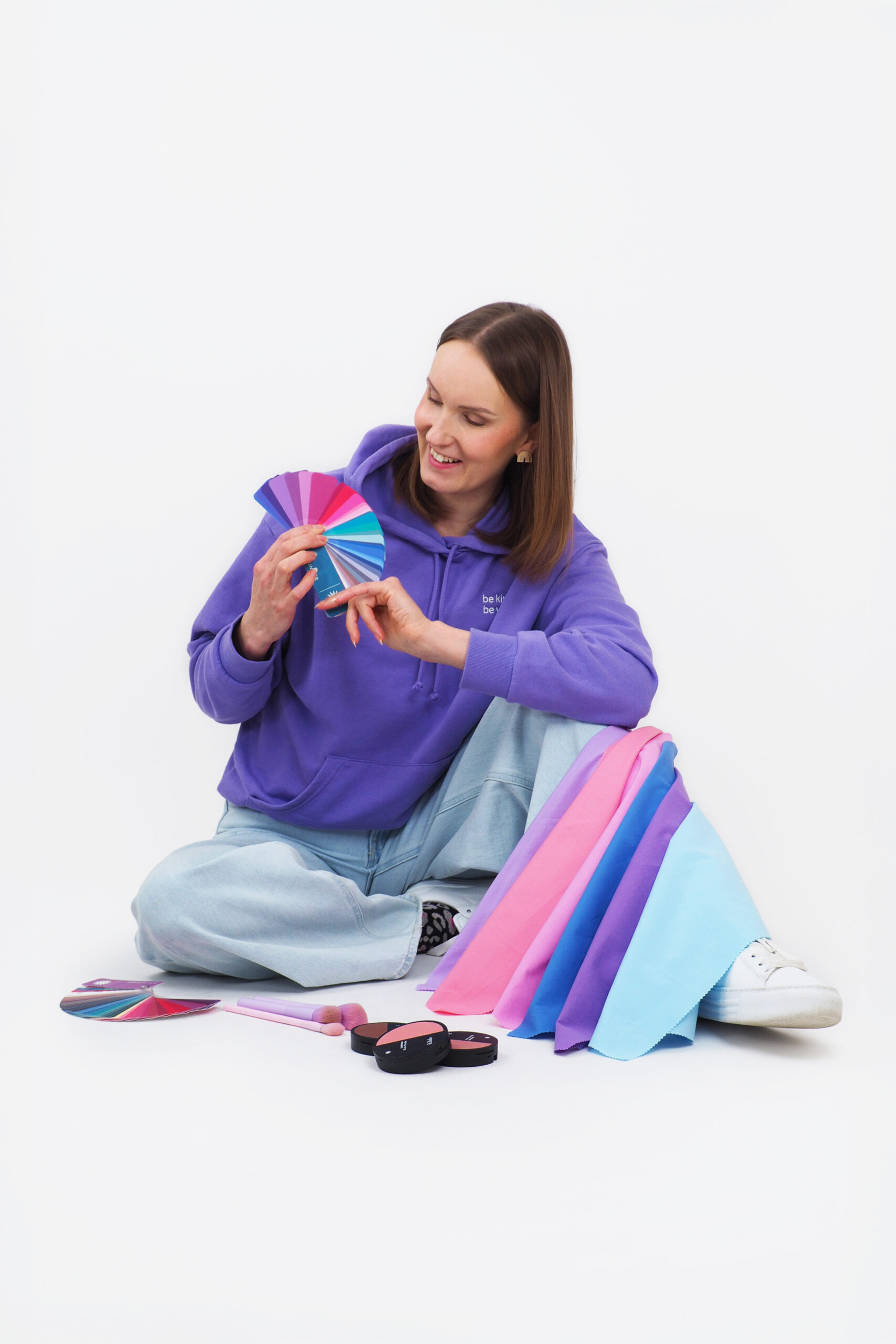 12 -jaollisen värianalyysin avulla opit yhdistelemään erilaisia värejä toisiinsa.